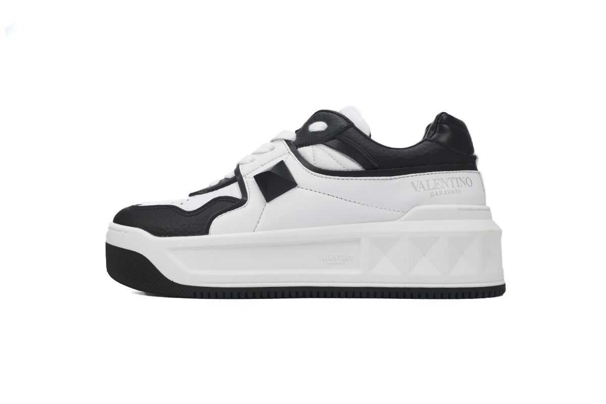 4a34134e447c3d9db92fc89edc0004f9 Valentino Garavani ONE STUD Low-Top Sneaker Black and white - Image 1