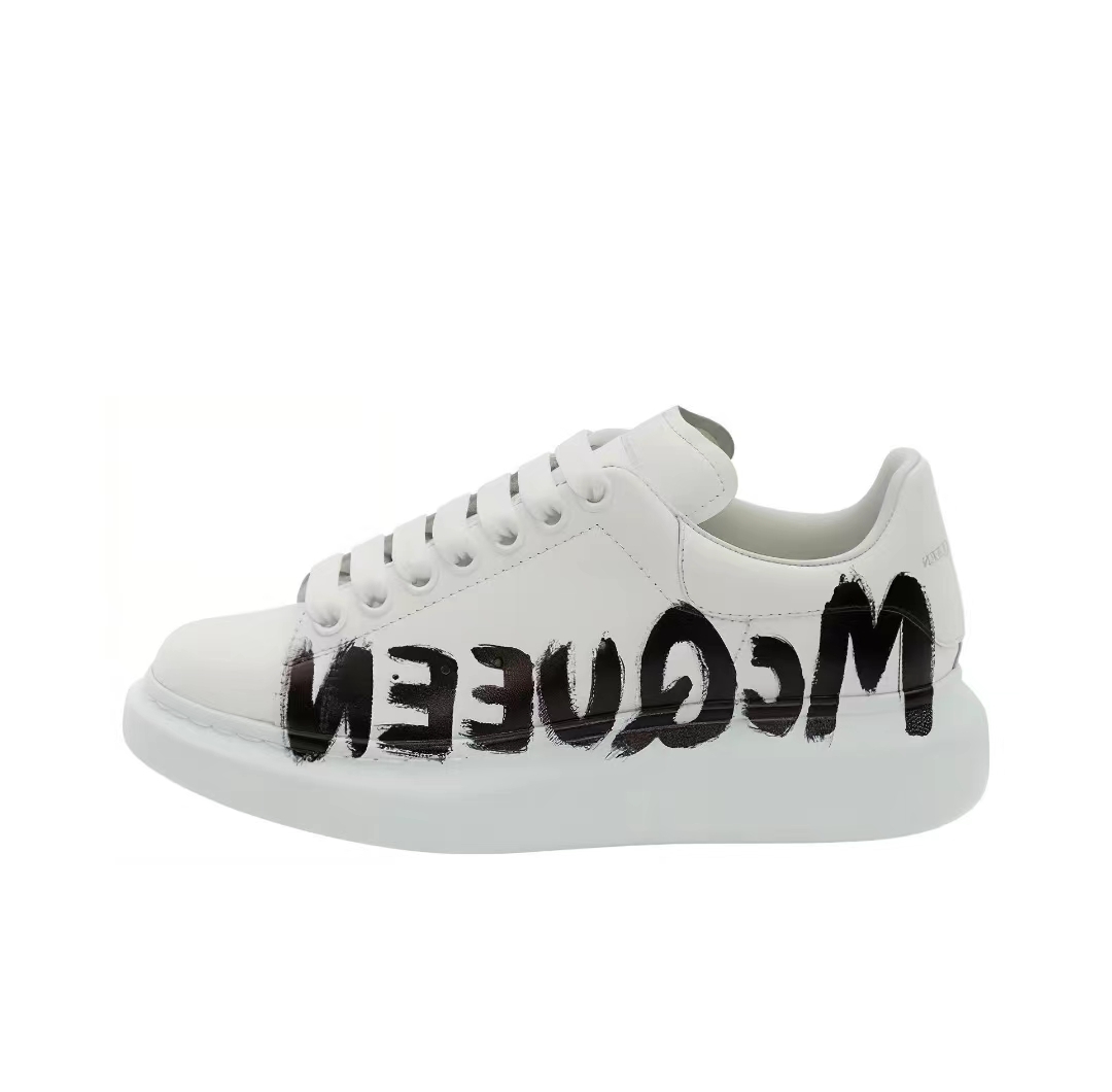 6795a01e3cb3b3e46f5be0f897e86372 Alexander McQueen Oversized Graffiti White Black - Image 1