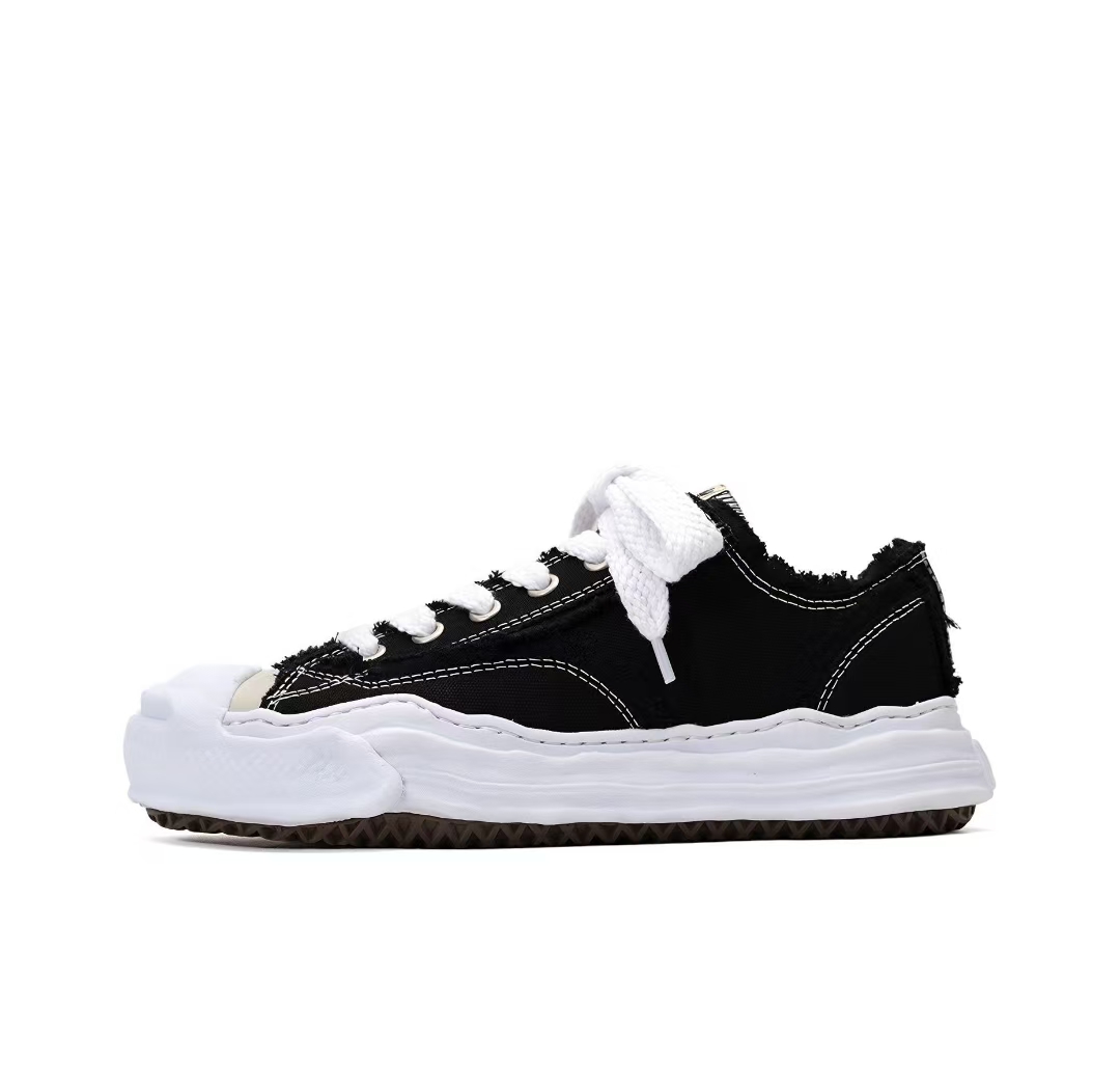7ff40ecddd01ee0d83369bb726adf22b Maison MIHARA YASUHIRO Men's Hank Low Sneakers Black - Image 1