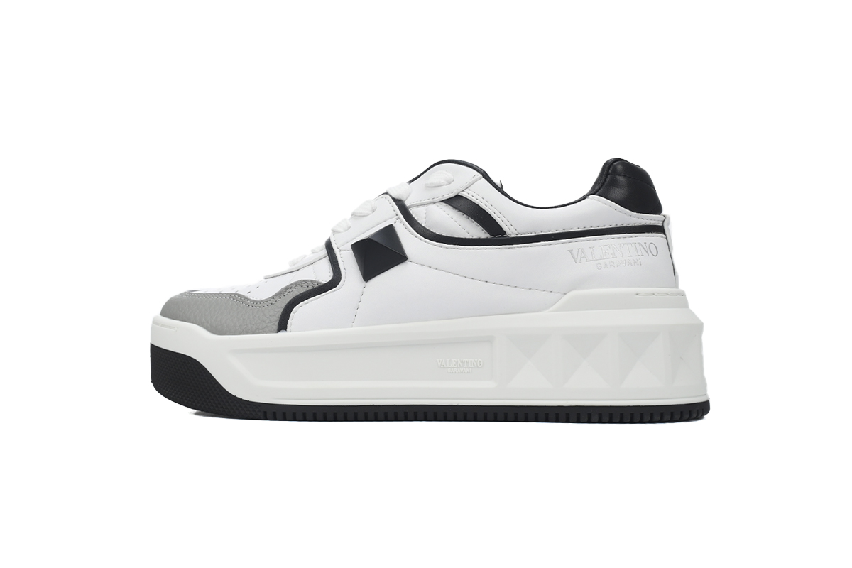 81265dc310e77850223e599f7cb58a0b Valentino Garavani ONE STUD Low-Top Sneaker White and grey - Image 1