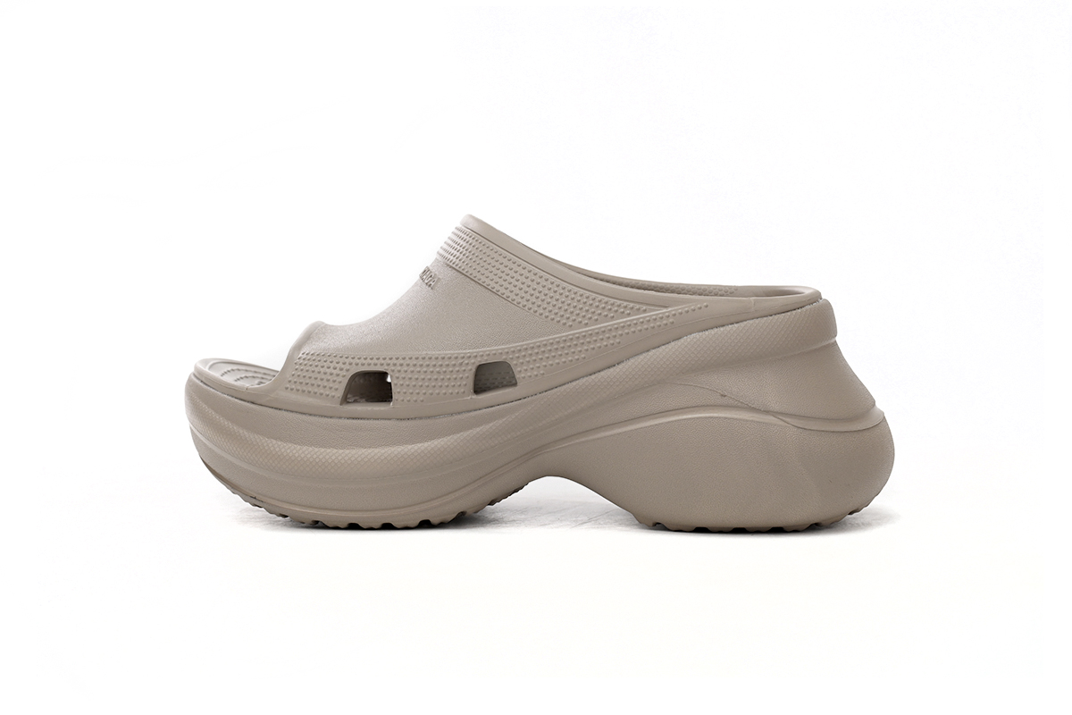 9f004ef57da9e7790aab06cea4ab02b9 BALENCIAGA Pool Crocs Beige 677386 W1S8E 2500 - Image 1