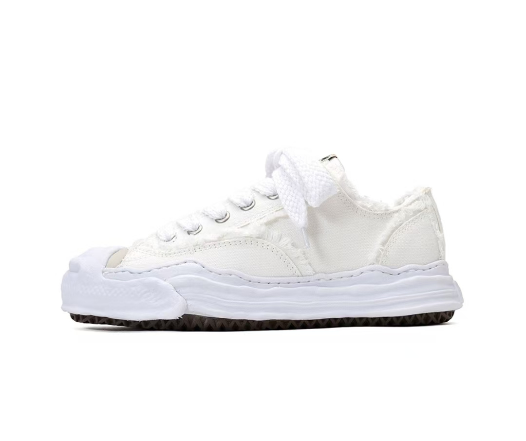 be6a6498ceabd17f0c56e643bb5fb274 Maison MIHARA YASUHIRO Men's Hank Low Sneakers White - Image 1